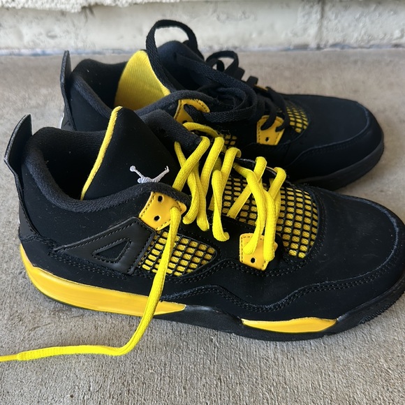 Jordan’s 4 Retro Thunder Shoes
Good condition
Boys Size 3Y - Picture 4 of 6